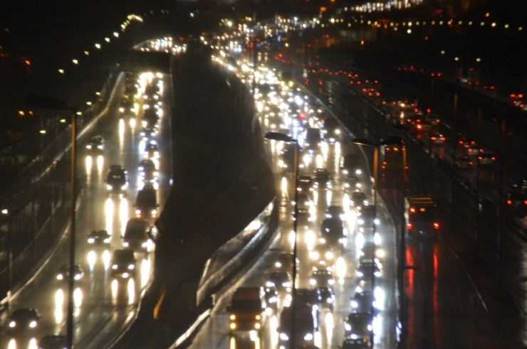 İstanbul Yeni Haftaya Yağmur Ve Rüzgarla Başladı