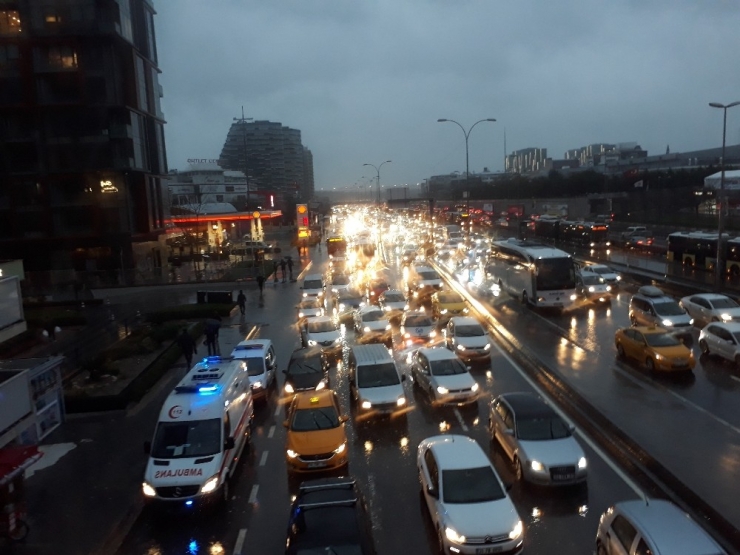 İstanbul’da Sağanak Yağış Ve Fırtına Etkili Oluyor