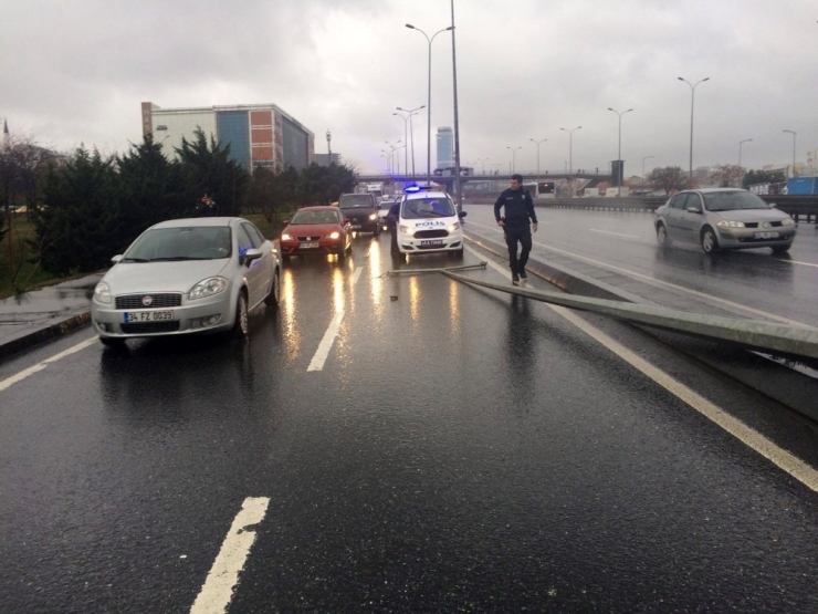 E-5’te Rüzgar Aydınlatma Direğini Devirdi