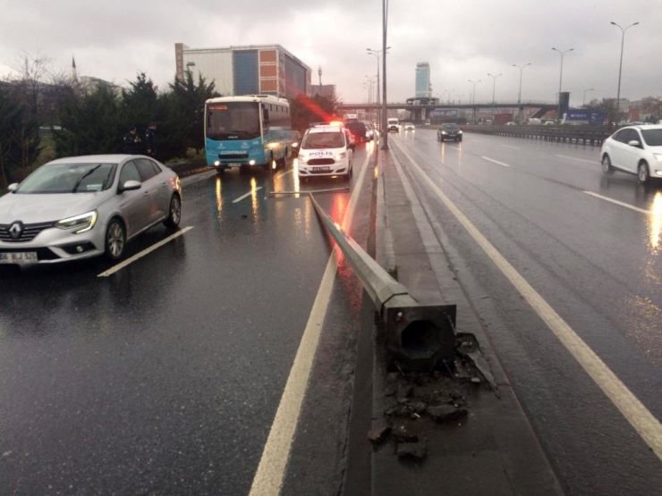 E-5’te Rüzgar Aydınlatma Direğini Devirdi