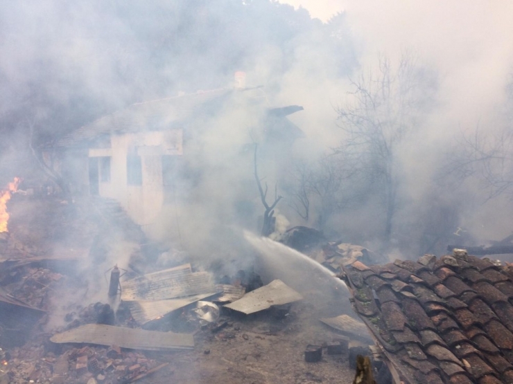 Karabük’te Çıkan Yangında Yan Yana Olan 2 Ev Kül Oldu