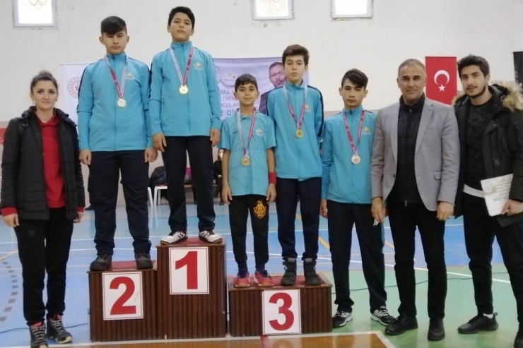 Karaman, Badminton Kız Ve Erkeklerde Çeyrek Finale Yükseldi