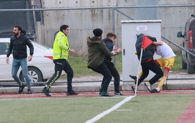 Amatör Maçta Darp Edilen Kaleci Ölümden Döndü