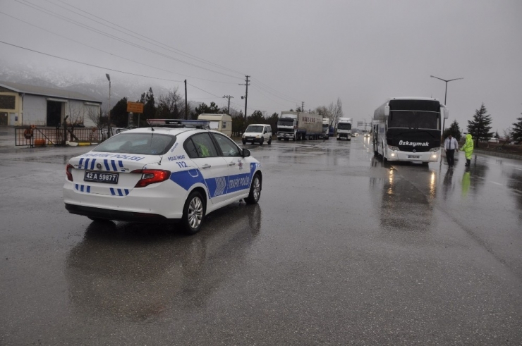 Konya-antalya Karayoluna Zincirsiz Araç Gönderilmiyor