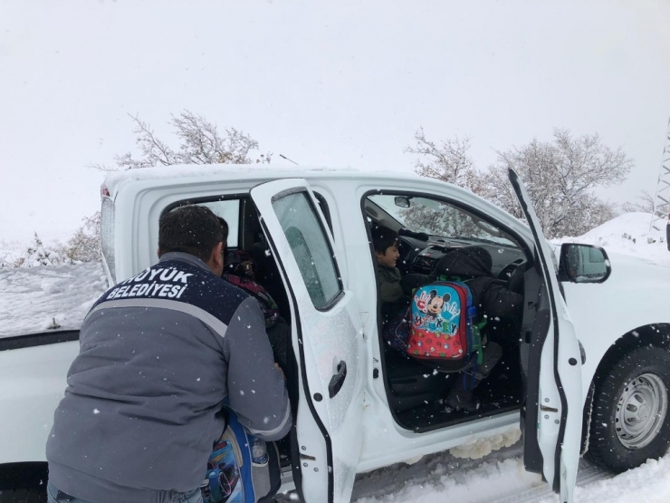 Karda Mahsur Kalan Öğrencilerin Yardımına Hüyük Belediyesi Ekipleri Yetişti