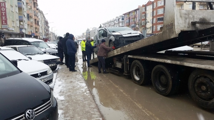 Tır Park Halindeki Hafif Ticari Aracı Çarptı