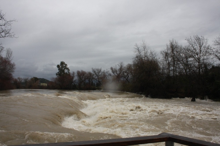 Manavgat Irmağı’nda Su Seviyesi Irmak Kıyısındaki Tesisleri Tehdit Ediyor