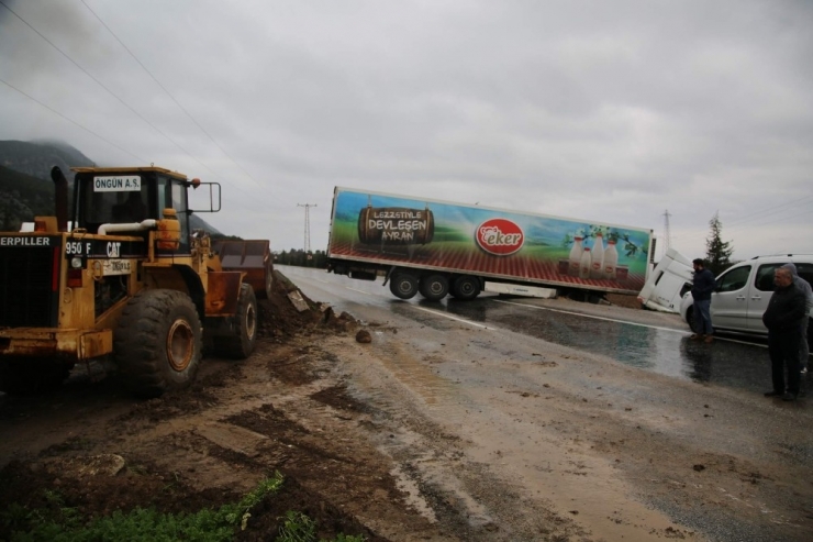 Manisa’da Tır Şarampole Devrildi