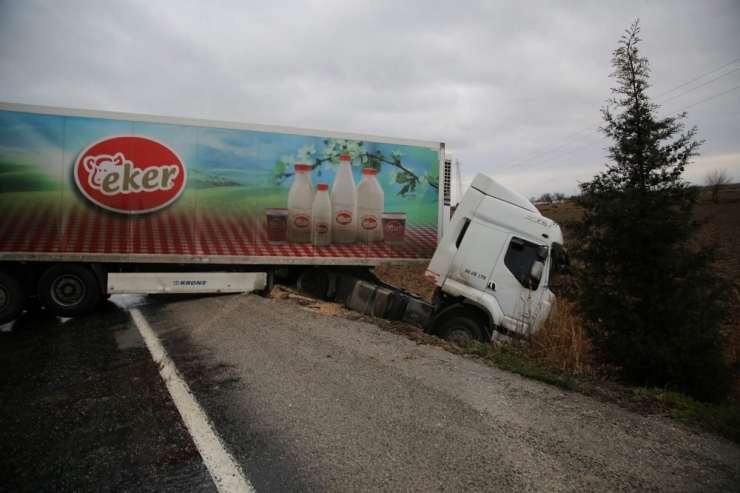 Manisa’da Tır Şarampole Devrildi