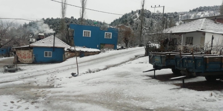 Alaşehir’de Kar Yağışı Etkili Oluyor