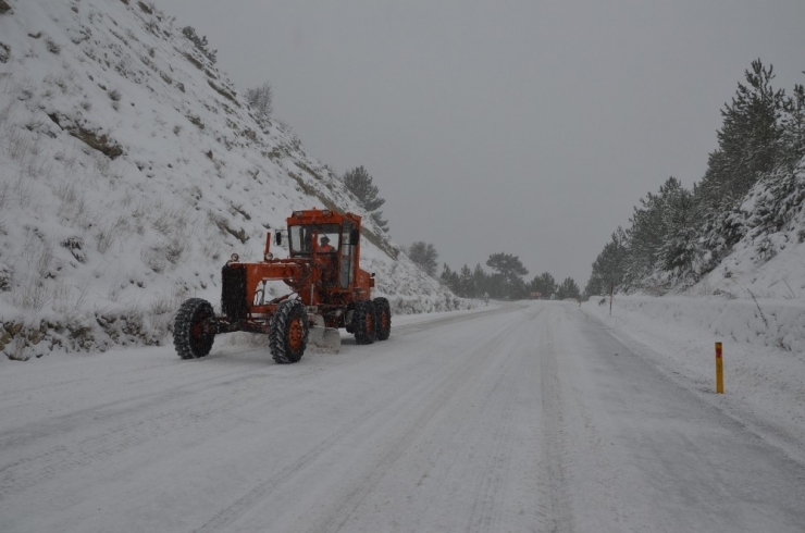 Kar Nedeniyle Yolda Kalan Araçlar Kurtarıldı