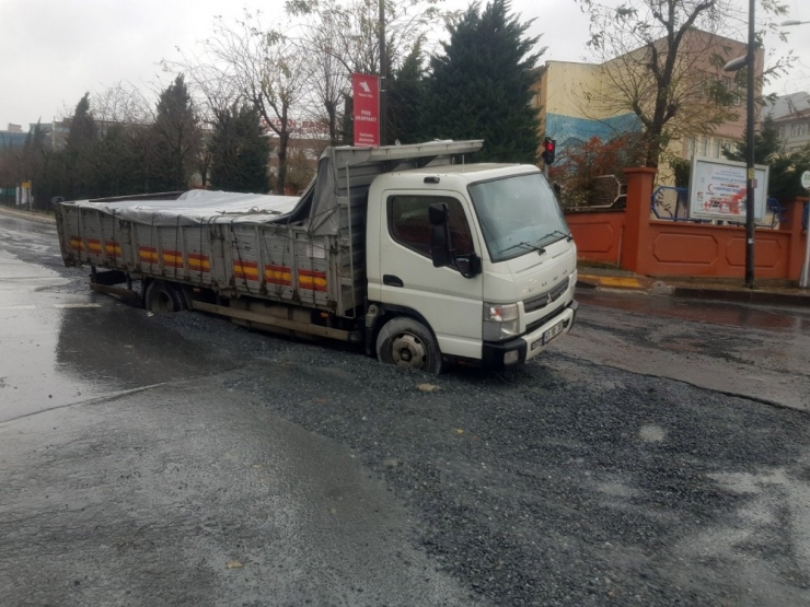 Bahçelievler’de Yağış Nedeniyle Çöken Yolda Bir Kamyon Mahsur Kaldı