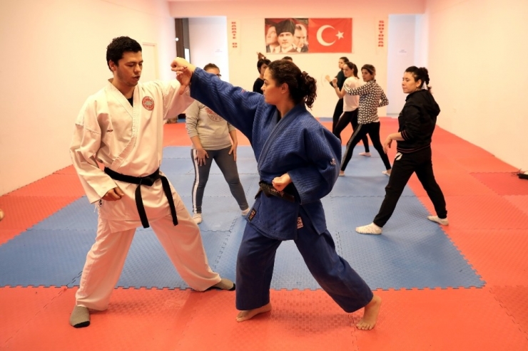 Menteşe’de Kadınlara “Yakın Savunma” Eğitimi
