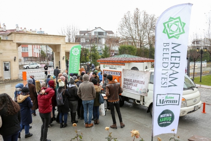 Meram Gençlik Meclisi Üniversite Öğrencilerine Süt İkram Etti