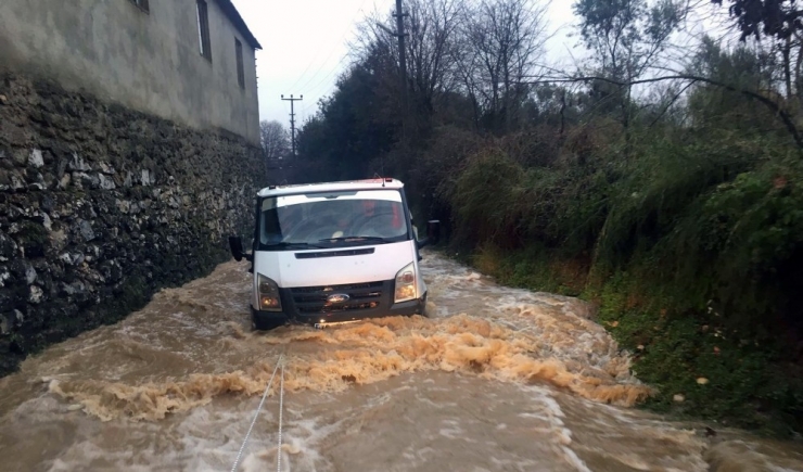 Yağmur Suyunda Mahsur Kaldı