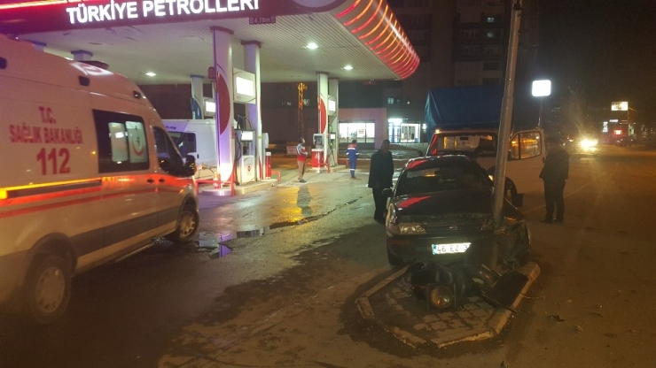 Otomobil Trafik Lambasına Çarptı