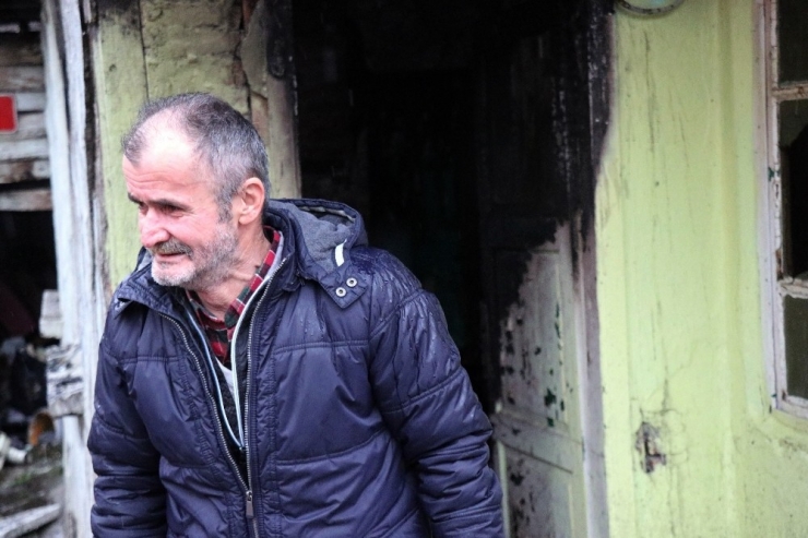 Yanan Evinin Önünde Çaresizce Bekleyen Yaşlı Adam Göz Yaşlarına Hakim Olamadı