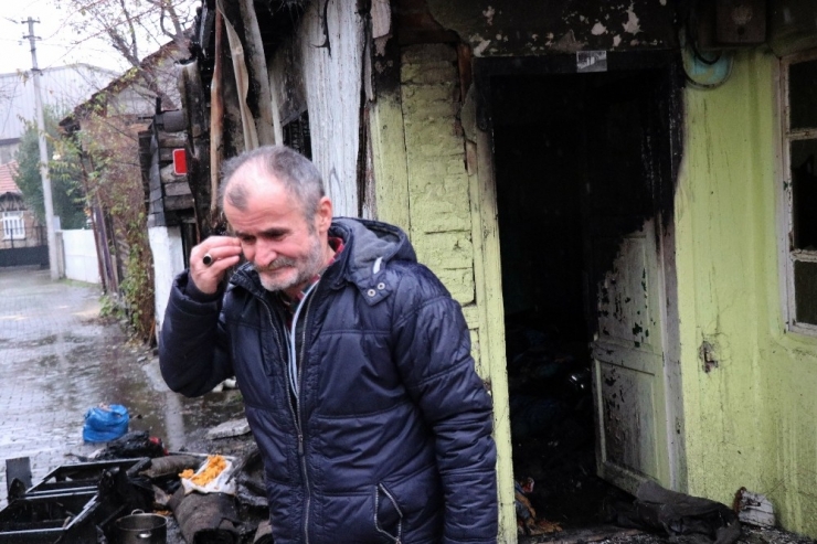 Yanan Evinin Önünde Çaresizce Bekleyen Yaşlı Adam Göz Yaşlarına Hakim Olamadı