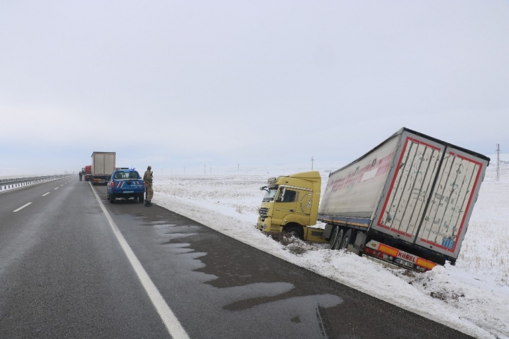 Kar Sürgünü Ulaşımı Felç Etti