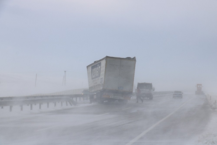 Kar Sürgünü Ulaşımı Felç Etti