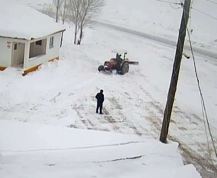 İtmek İstediği Traktörün Altında Kalıyordu