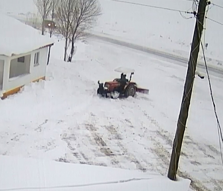İtmek İstediği Traktörün Altında Kalıyordu