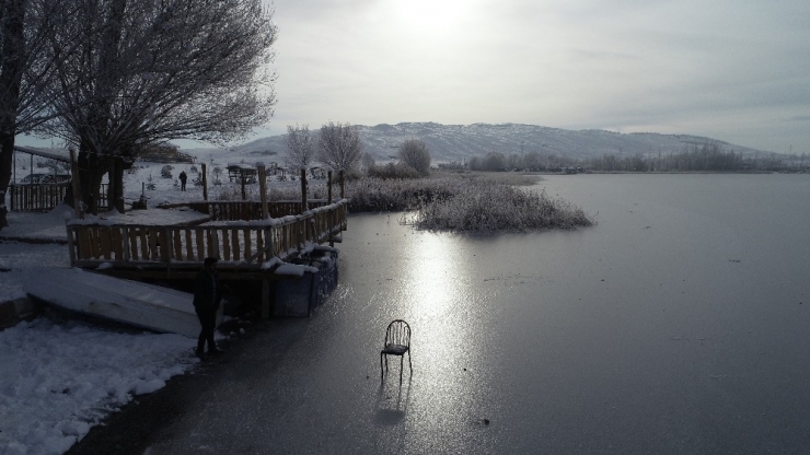 Donan Gölde Kartpostallık Görüntüler Oluştu