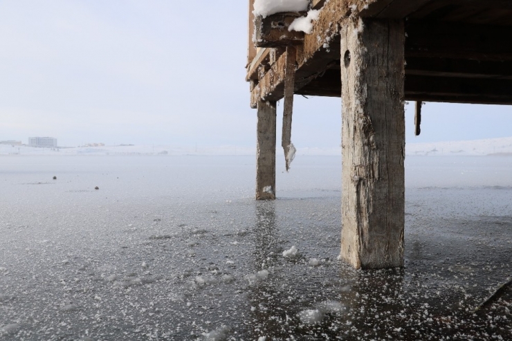 Donan Gölde Kartpostallık Görüntüler Oluştu
