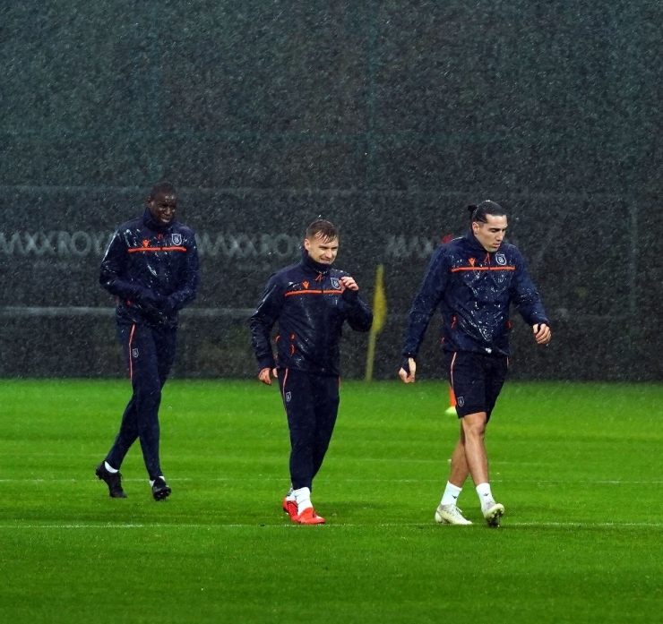 Başakşehir Yağmur Altında Çalıştı