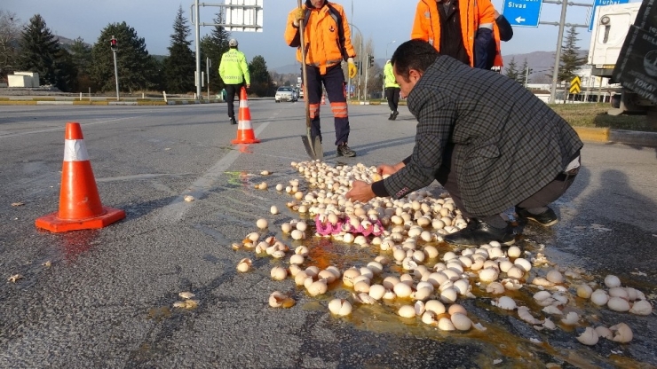 Kolilerce Yumurta Yola Döküldü, Ekipler Temizlemek İçin Seferber Oldu