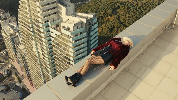 Ömür Gedik Klip Çekimi İçin 46 Katlı Gökdelenin Çatısına Çıktı