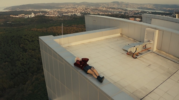 Ömür Gedik Klip Çekimi İçin 46 Katlı Gökdelenin Çatısına Çıktı