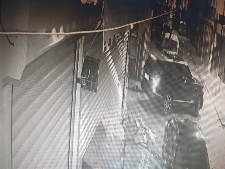 Lüks Cipin Sunroofundan Çıkıp Markete Kurşun Yağdırdı