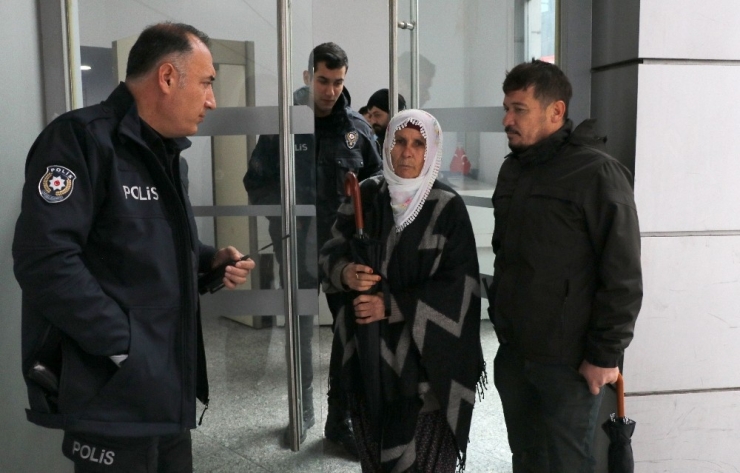 Yaşlı Kadın Bankadan Çektiği Dul Aylığını Düşürdü