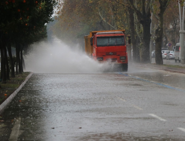Adana’da Sağanak Yolları Göle Çevirdi