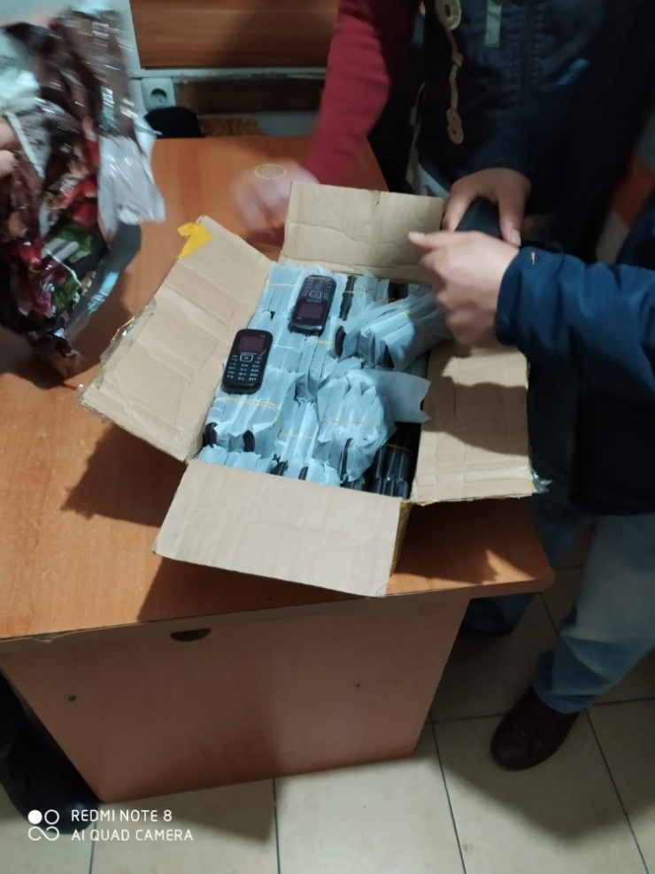 Kargoyla Kaçak Cep Telefonu Sevkiyatına Polis Engeli