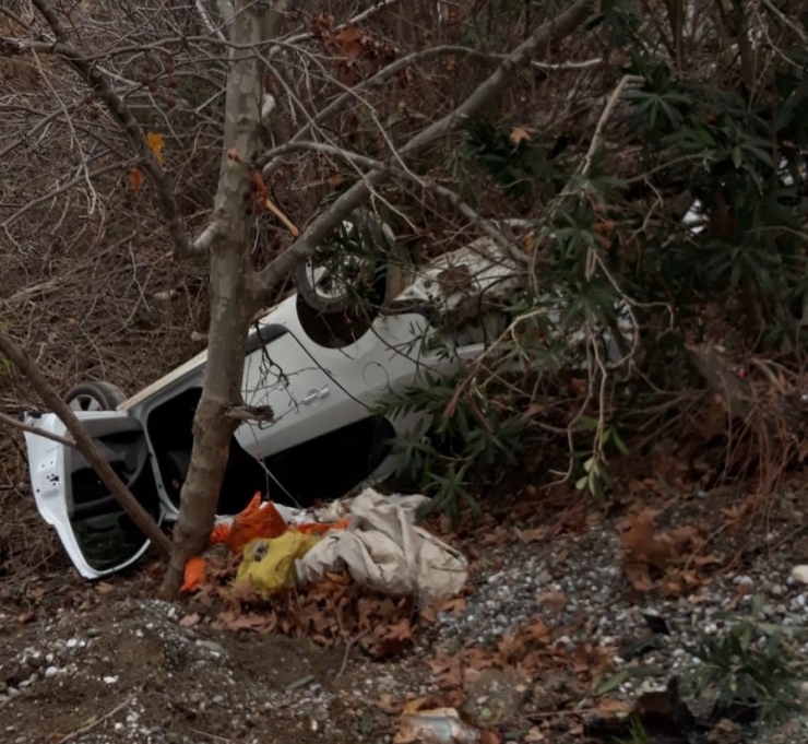 Virajı Alamayan Otomobil Şarampole Yuvarlandı