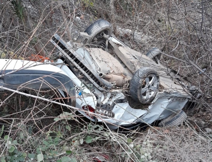 Virajı Alamayan Otomobil Şarampole Yuvarlandı