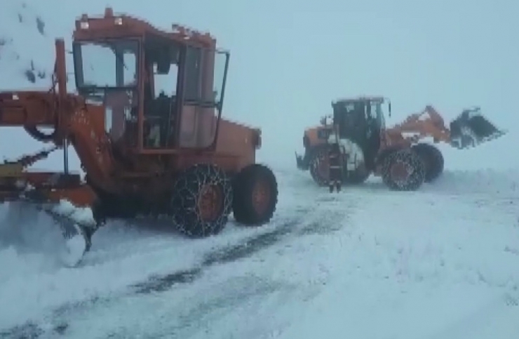 Adıyaman’da Çığ Düştü, Araçlar Mahsur Kaldı