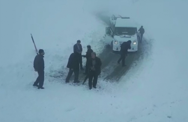 Adıyaman’da Çığ Düştü, Araçlar Mahsur Kaldı