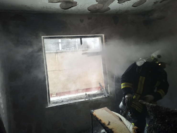 Evde Çıkan Yangından 1’i Çocuk 3 Kişi Etkilendi