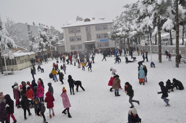 Şuhut’ta Kar 35 Santimi Buldu