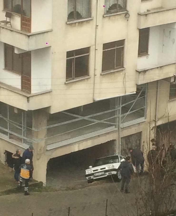 Otomobil Apartman Boşluğuna Uçtu