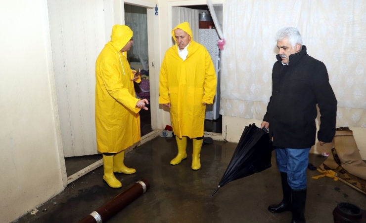 Gültak, Yağmurun Etkilediği Mahallelerde Çalışmaları Yerinde İnceledi