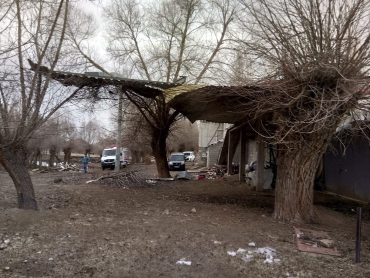 Aksaray’da Fırtına Mandıranın Çatısını Uçurdu