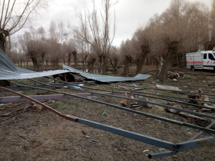 Aksaray’da Fırtına Mandıranın Çatısını Uçurdu