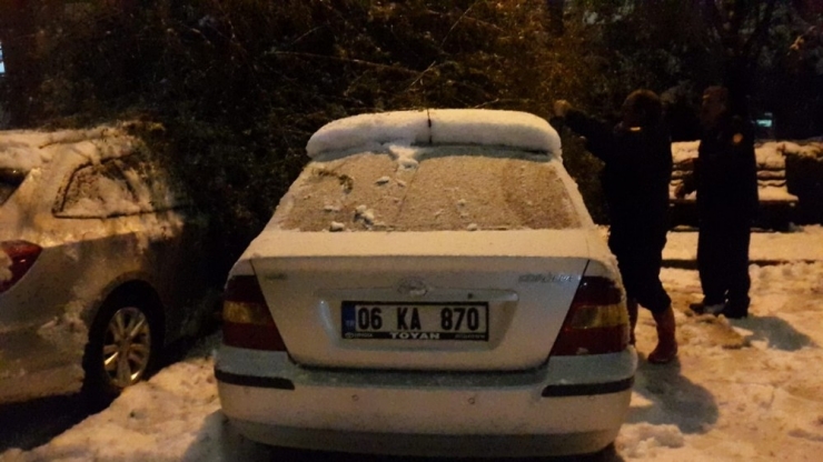 Sincan’da Kar Yağışı Ağaç Devirdi
