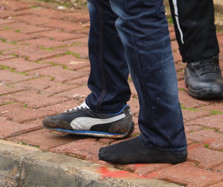 Tek Ayakkabıyla Kaçış Kelepçeli Bitti