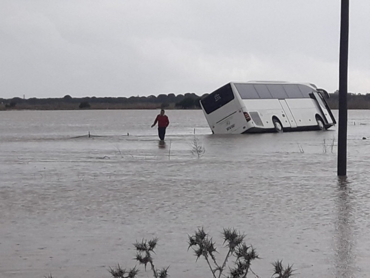 Taşkında Yolunu Şaşıran Otobüs Şoförü Tarlada Mahsur Kaldı