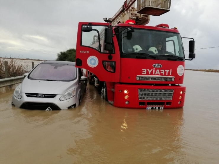 Taşkında Yolunu Şaşıran Otobüs Şoförü Tarlada Mahsur Kaldı